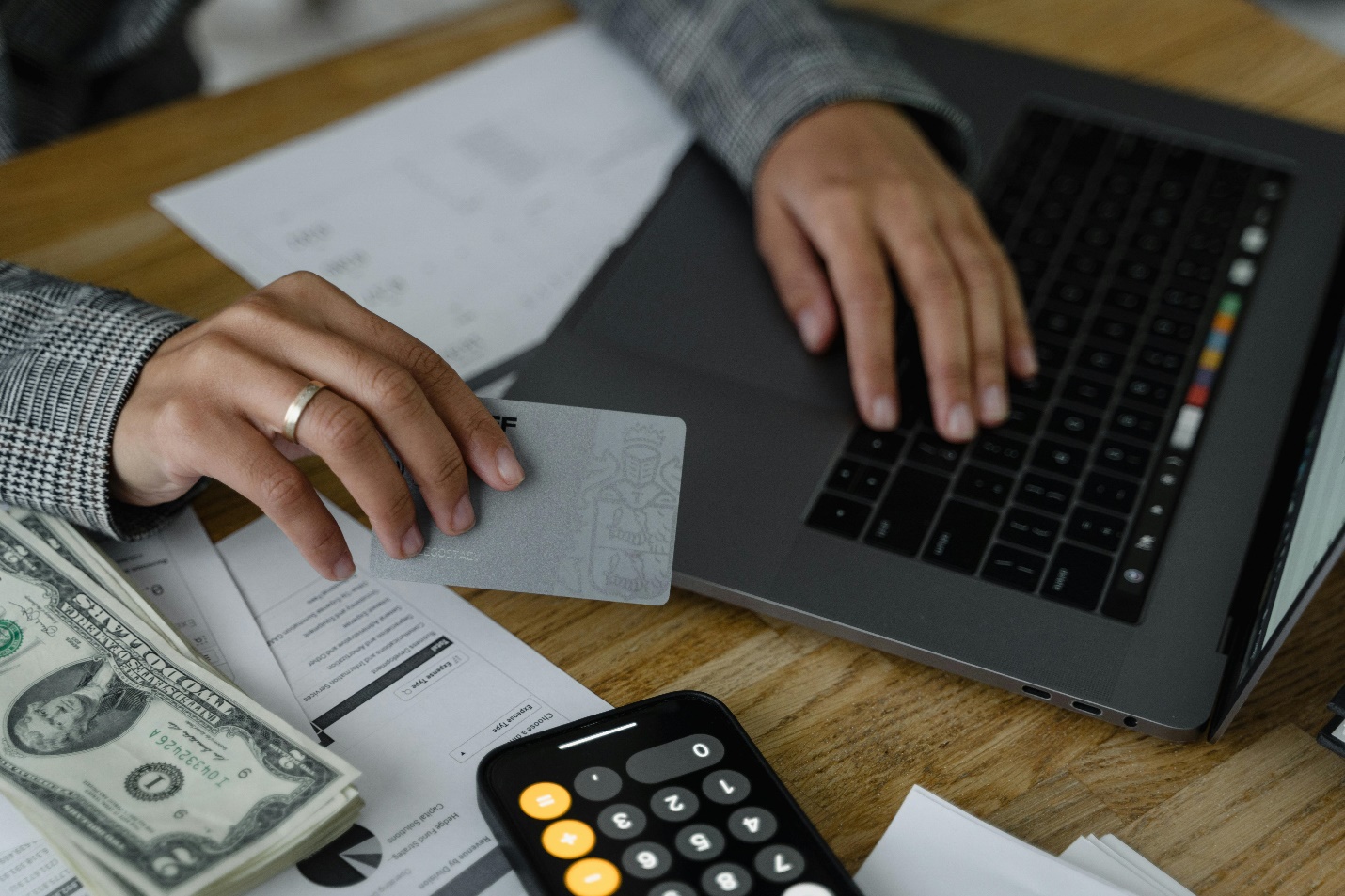 The Robinhood Effect: Navigating the New Era of Retail Investing
