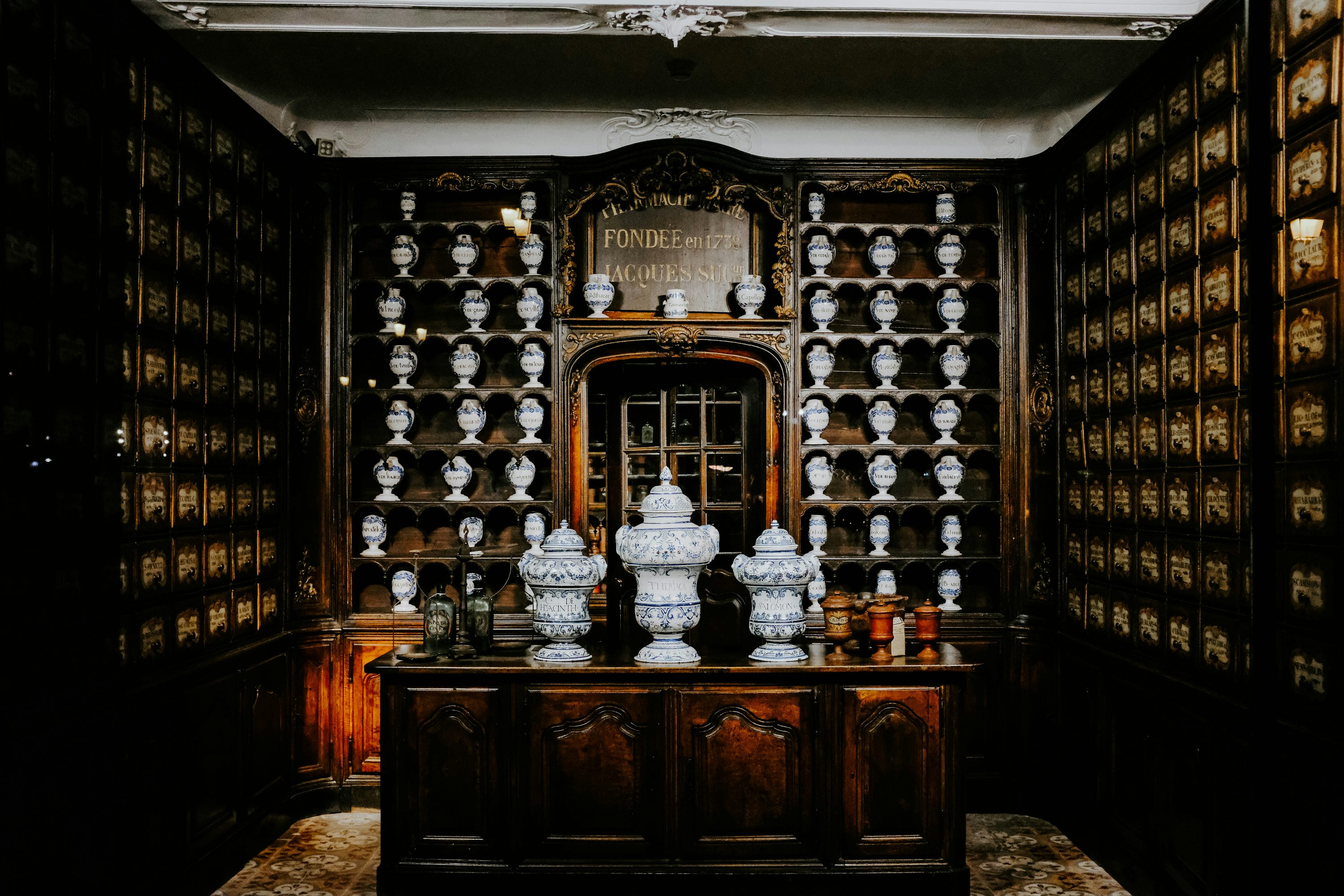 Niche antiques financialization: the deep interweaving of collection charm and commercial value